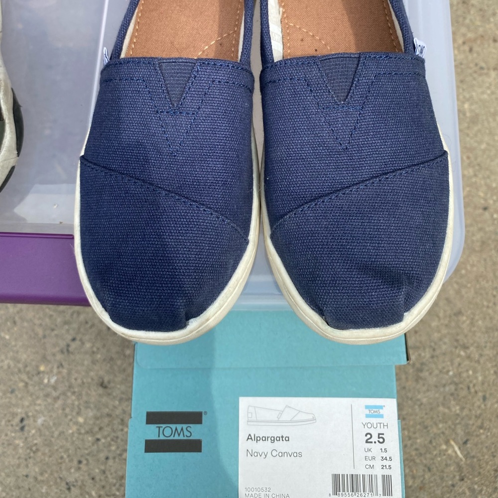 Toms, size 2.5, navy, like new!